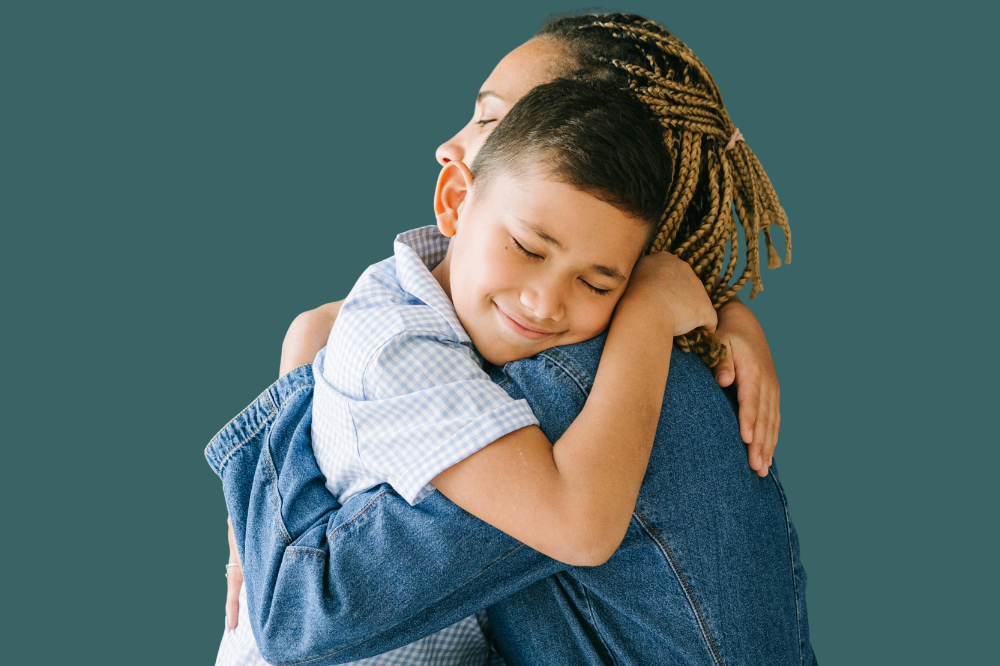 Ein liten gut som klemmer mora si