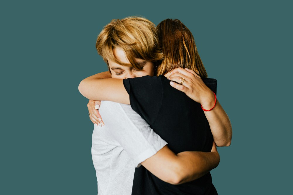 To personer som klemmer hverandre
