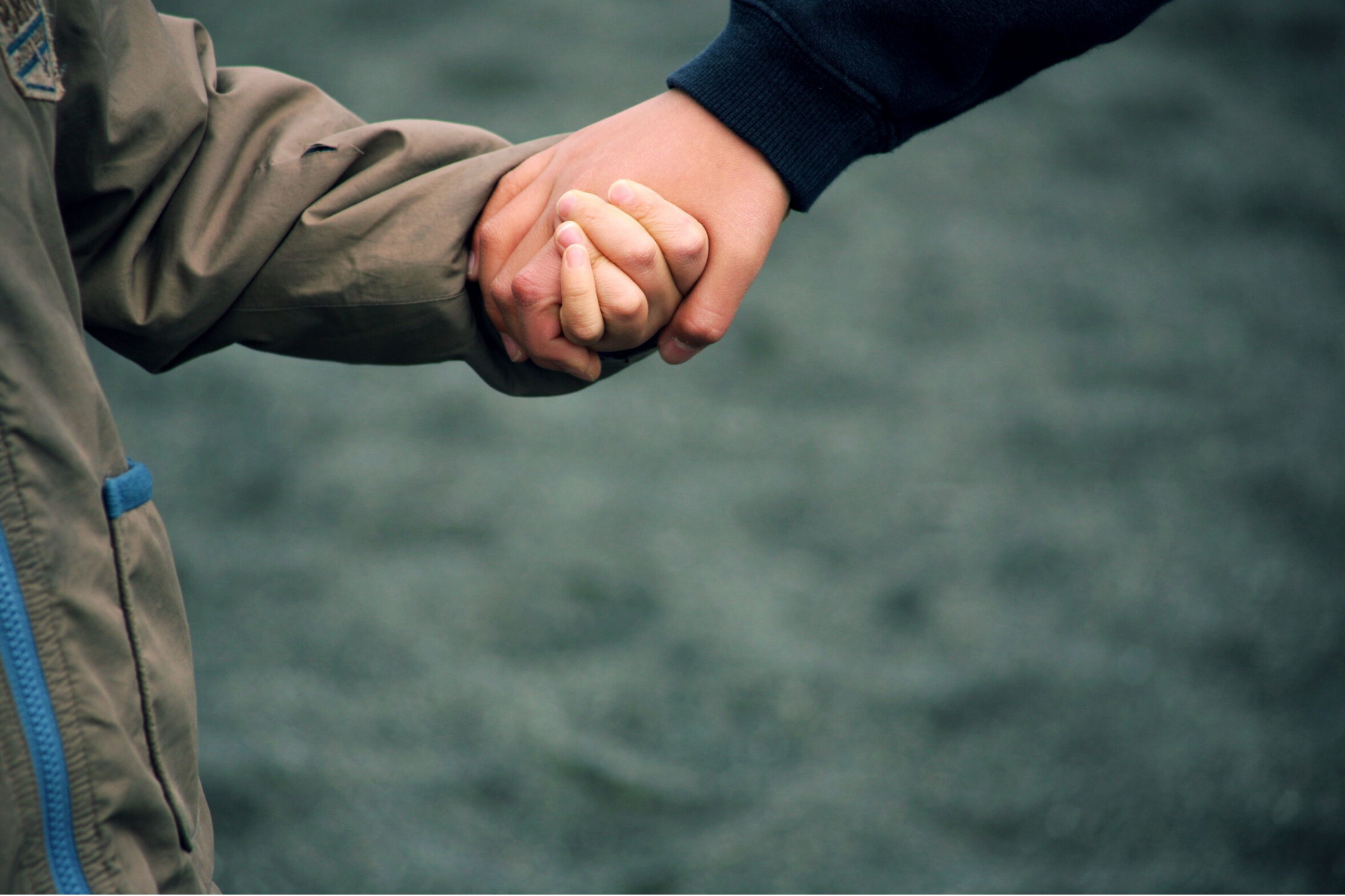 Et nærbilde av skjelvende hender