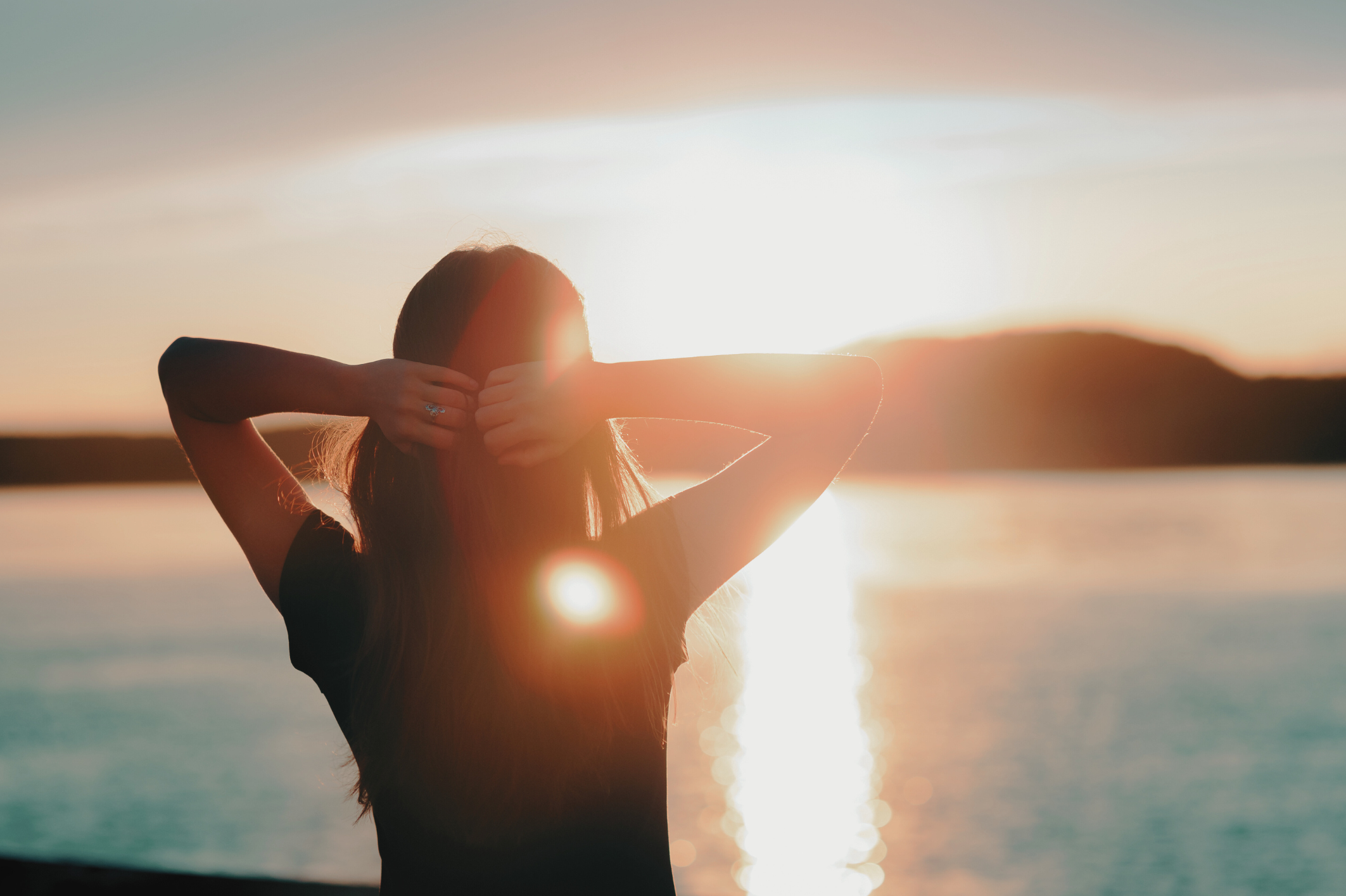 Ein person som ser på soloppgangen