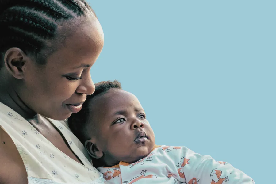 Ei mor som held babyen sin