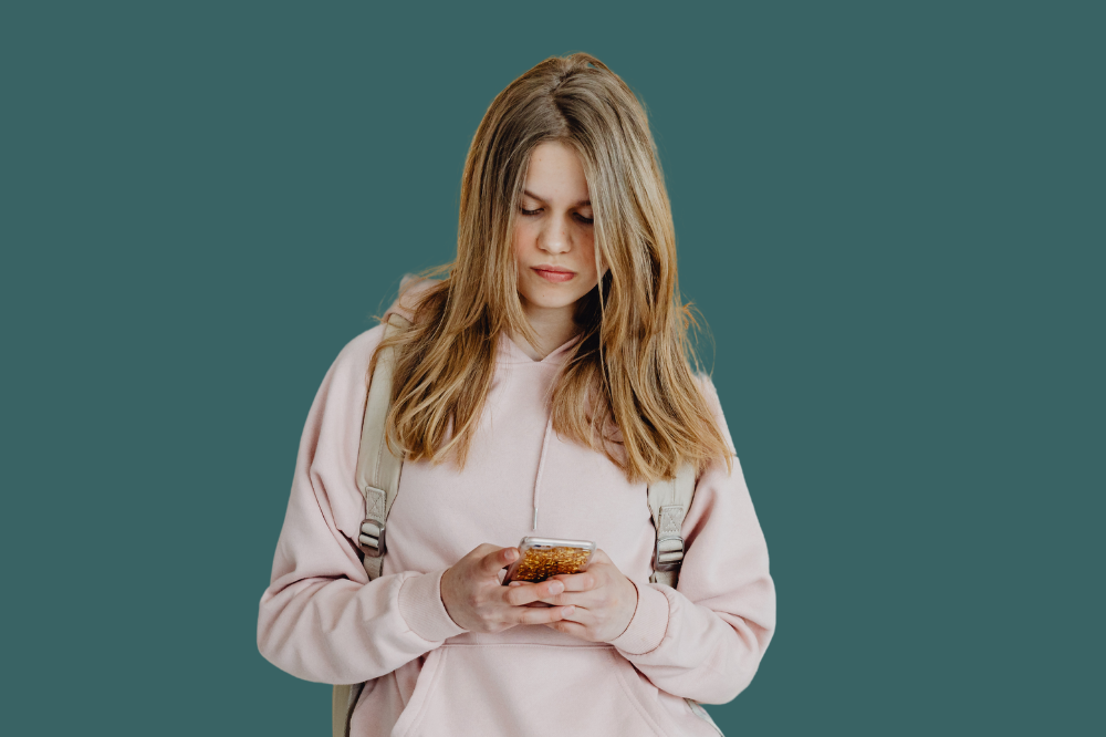 Ei jente som held ein mobiltelefon