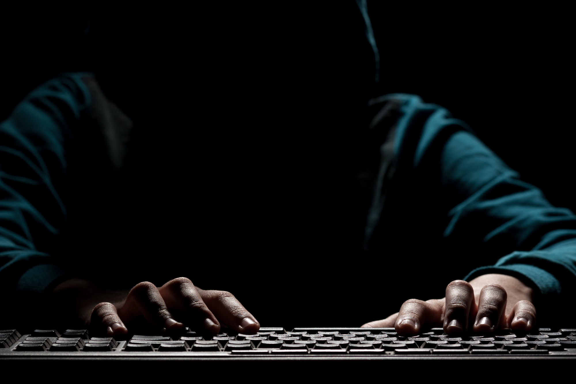 Ein person som trykker på tastatur