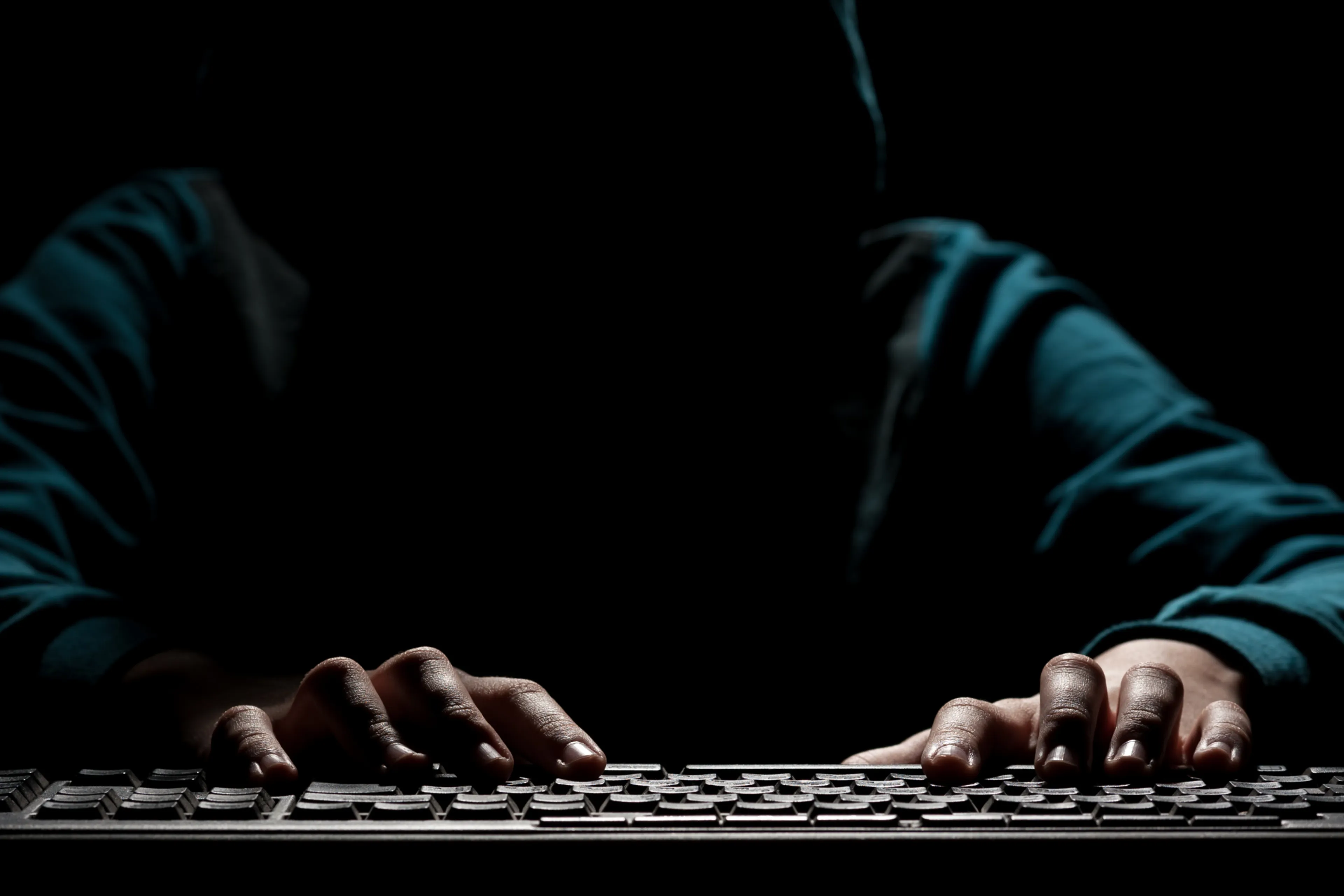 Ein person som trykker på tastatur