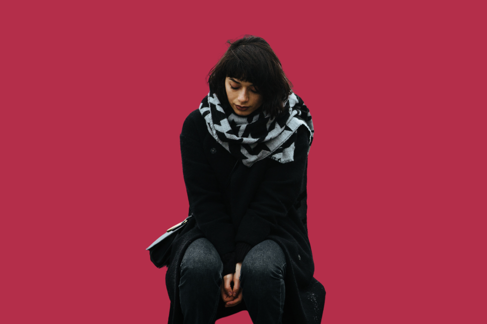 Ein person som sit på ein benk.