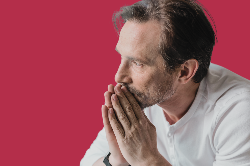 Ein mann med hendene i ansiktet.