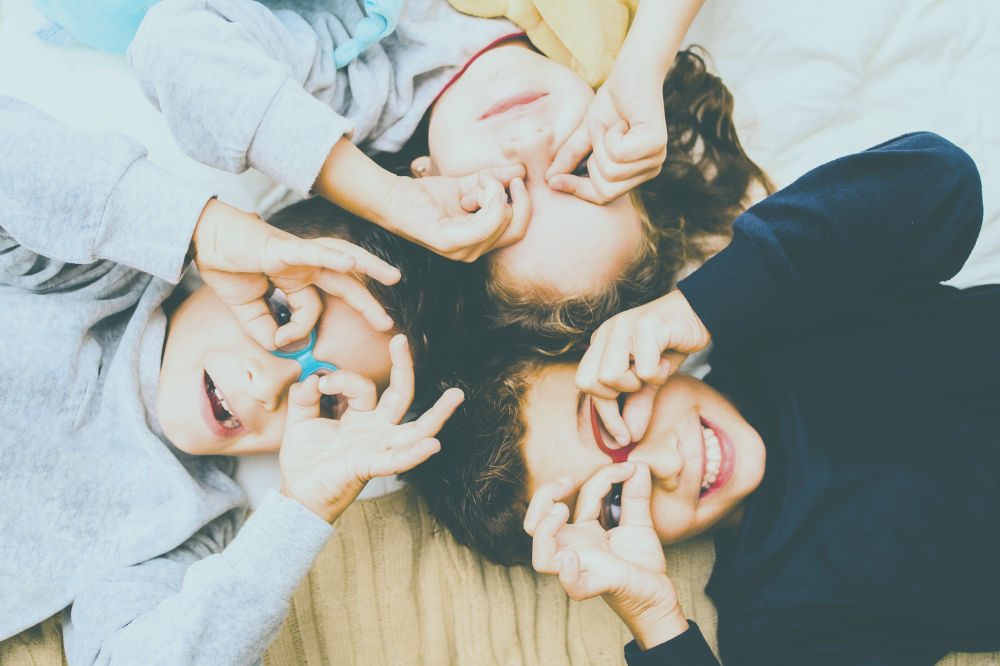 Ei gruppe barn som smiler.