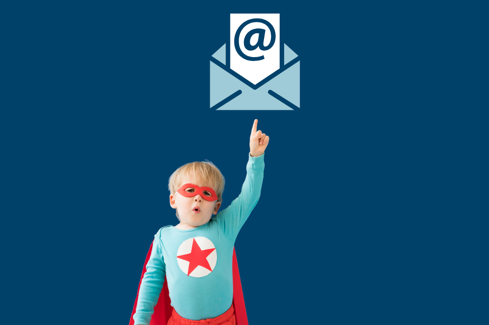 Ein gut med superheltdrakt som peikar med handa til eit e-postsymbol.