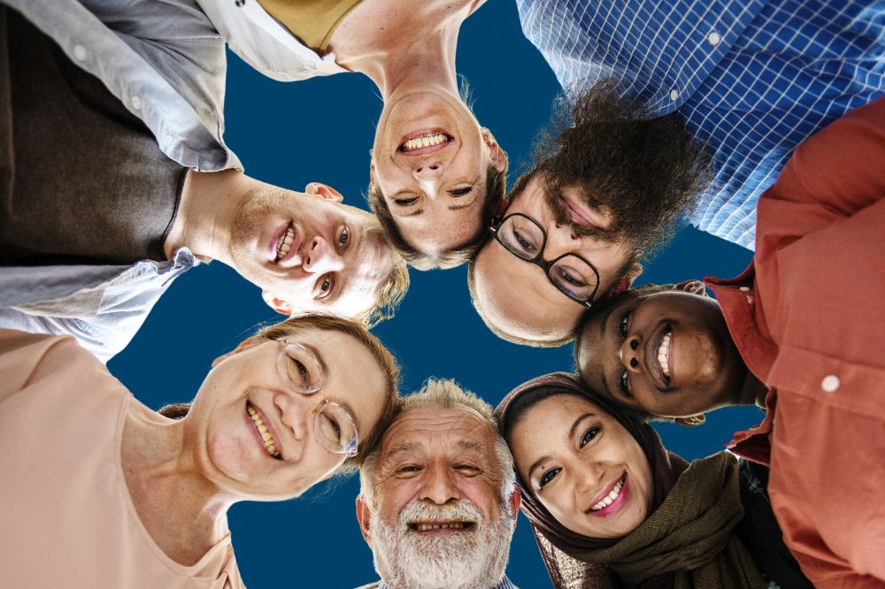 Ei gruppe menneske som poserer for eit bilete.