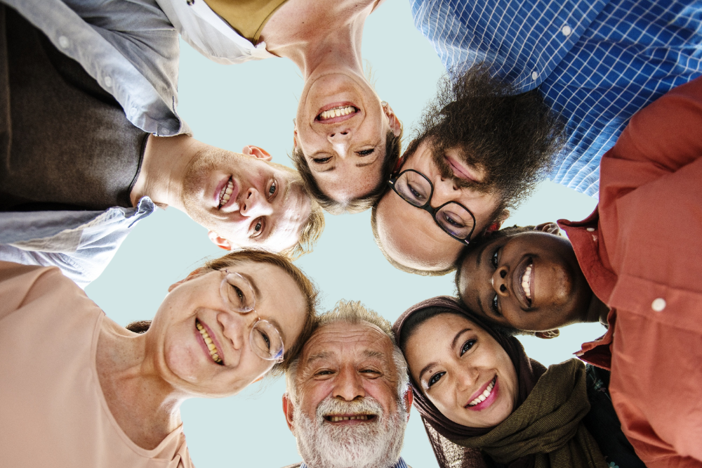 Ei gruppe menneske som poserer for eit bilete.