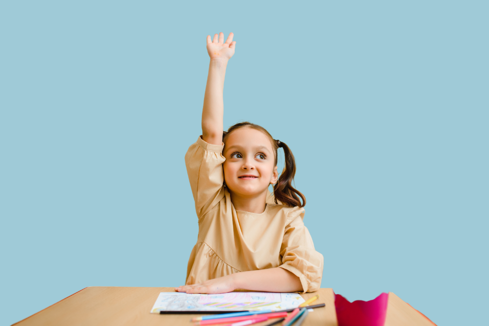 Ei skulejente som rekk opp handa.