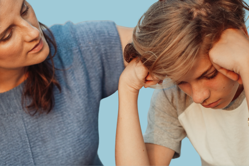 Ei kvinne som trøystar ein ung gut.