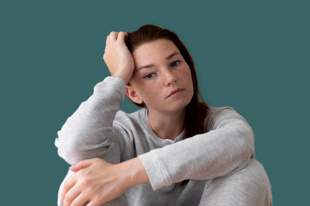 En mann med hendene på hodet