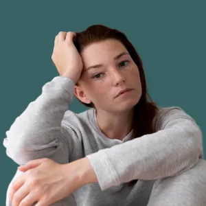 En mann med hendene på hodet