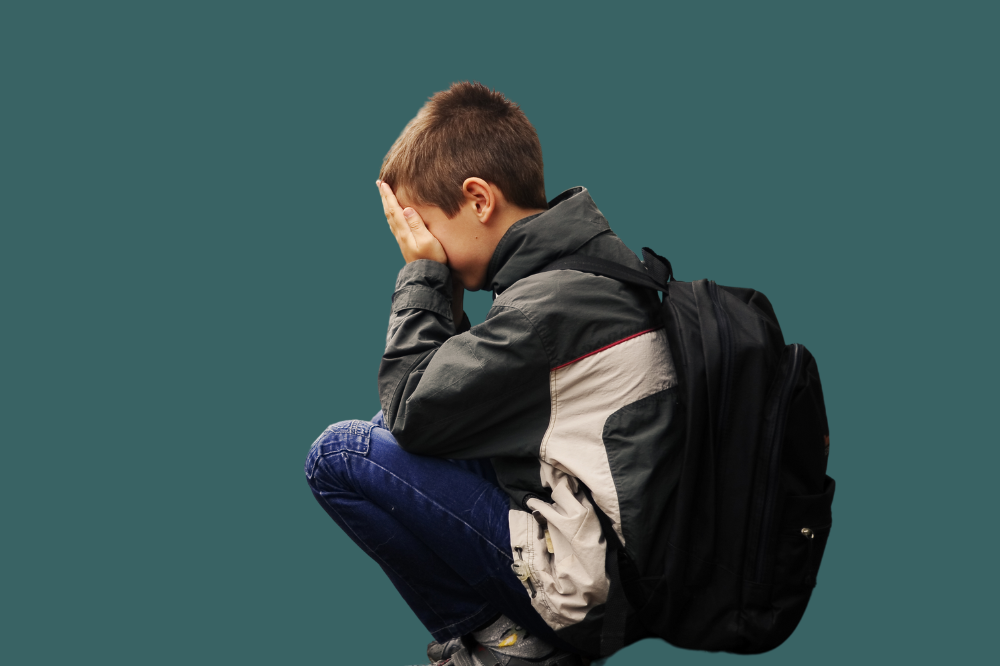 En mann som sitter på en ryggsekk