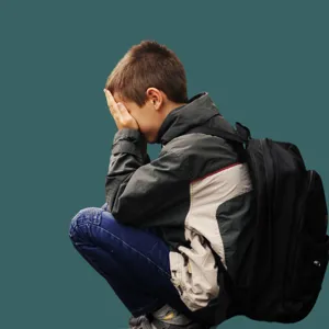 En mann som sitter på en ryggsekk