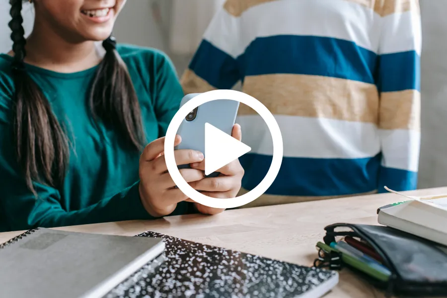 En person som holder en hvit gjenstand