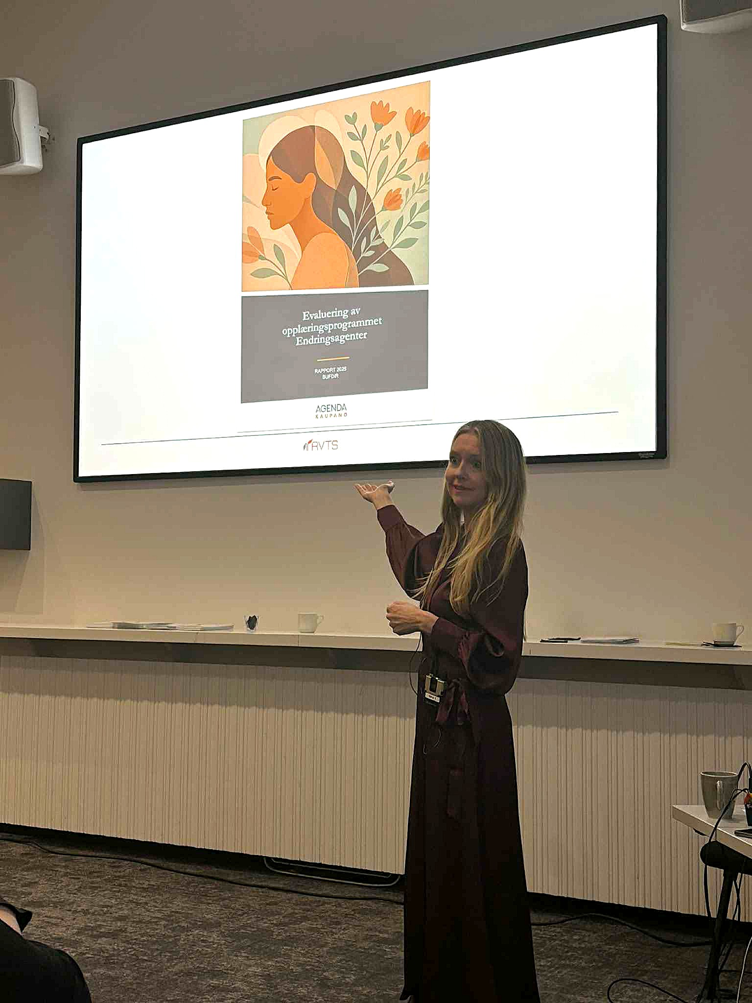 Elisabeth Harnes underviser