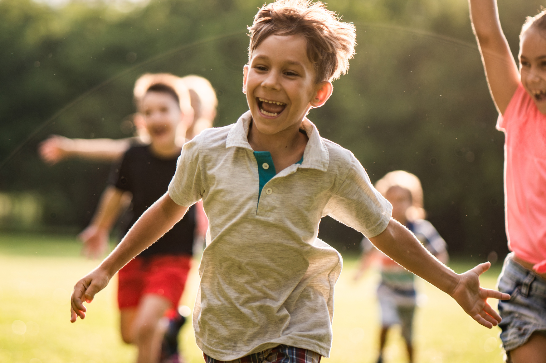 Ein leande gut som springer