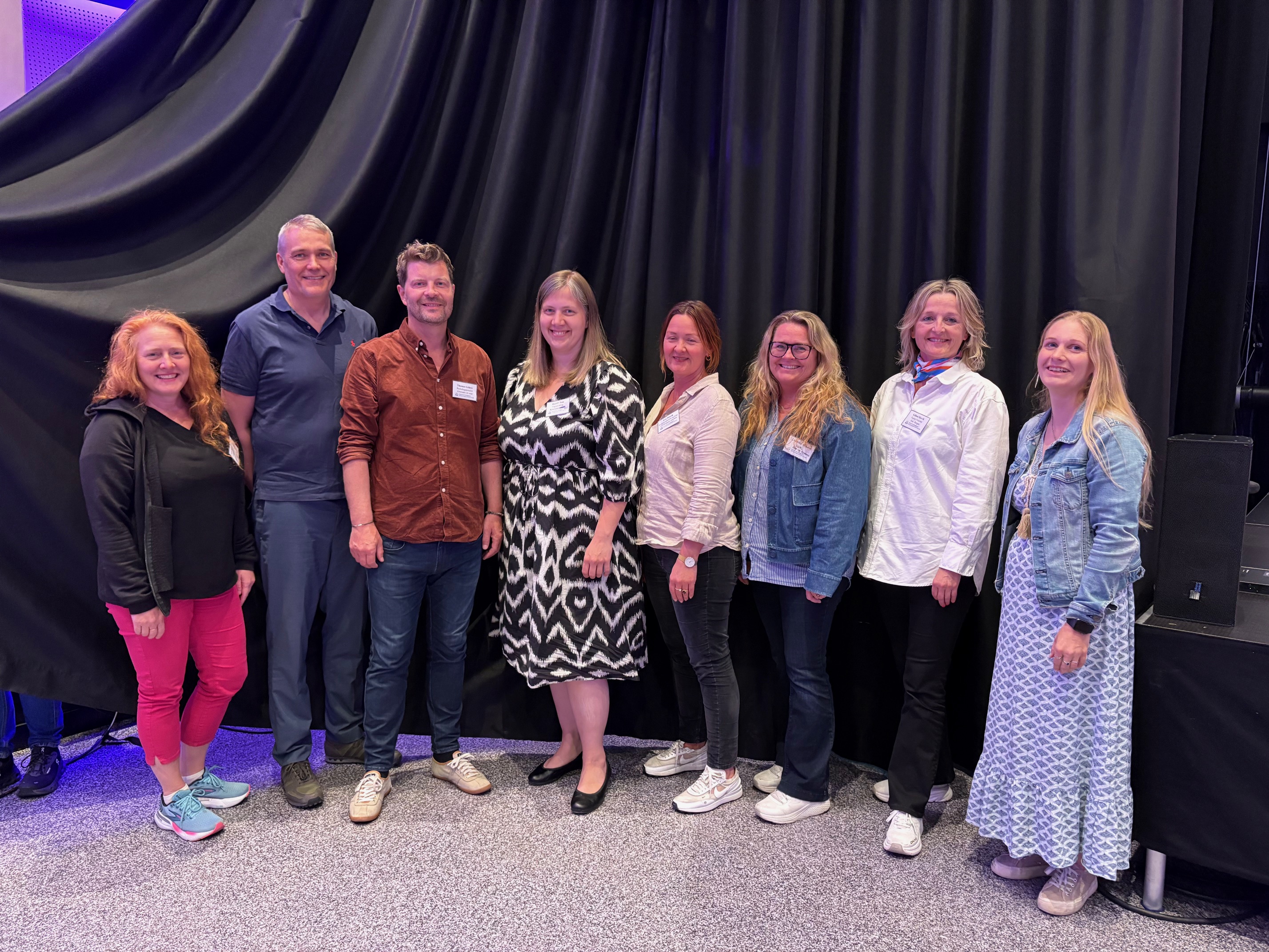 En gruppe mennesker som poserer for et bilde