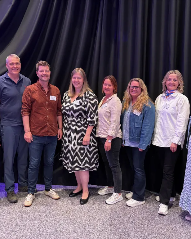 En gruppe mennesker som poserer for et bilde