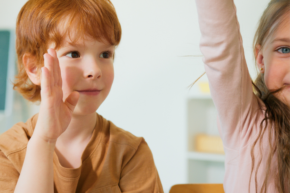 Ein gut som rekk opp handa