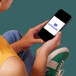 Ein person som held ein telefon