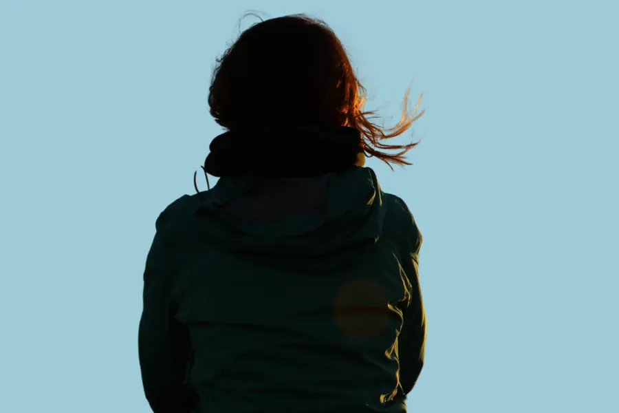 Ryggen til ei kvinne.