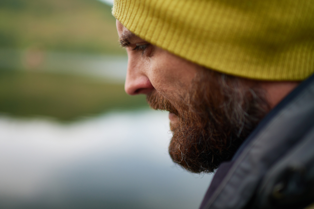Ein mann med skjegg og lue