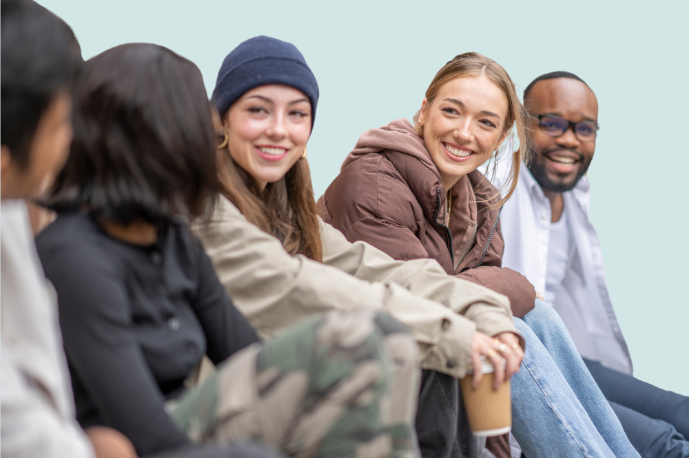 Ei gruppe menneske som sit saman