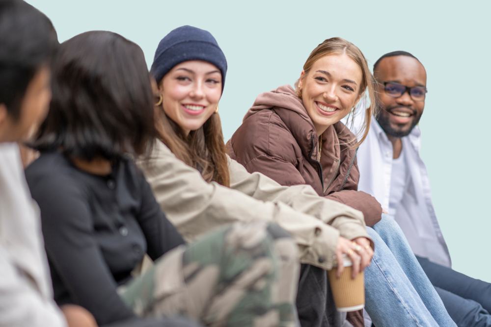 Ei gruppe menneske som sit saman