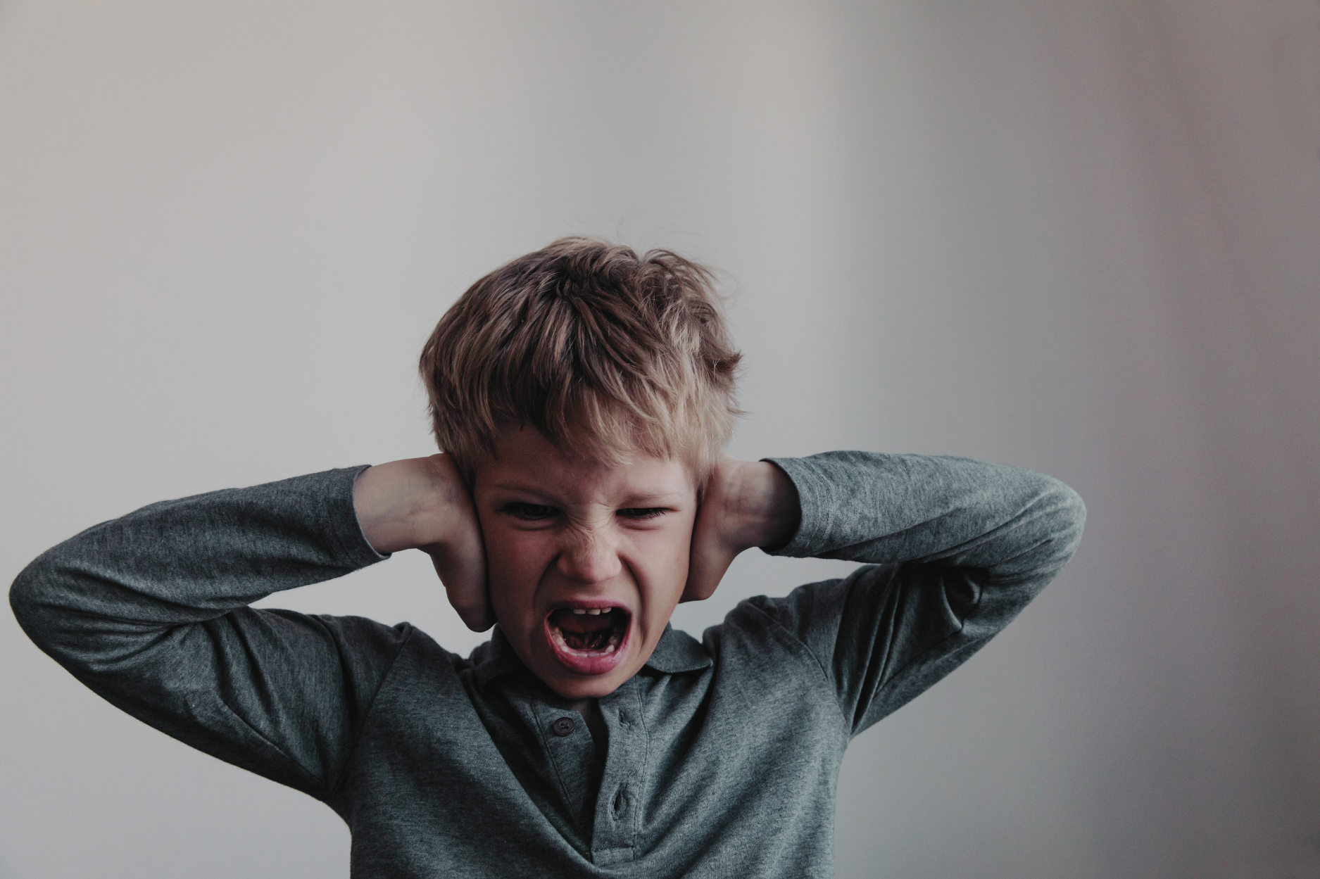 Ei kvinne og ein gut som snakkar saman