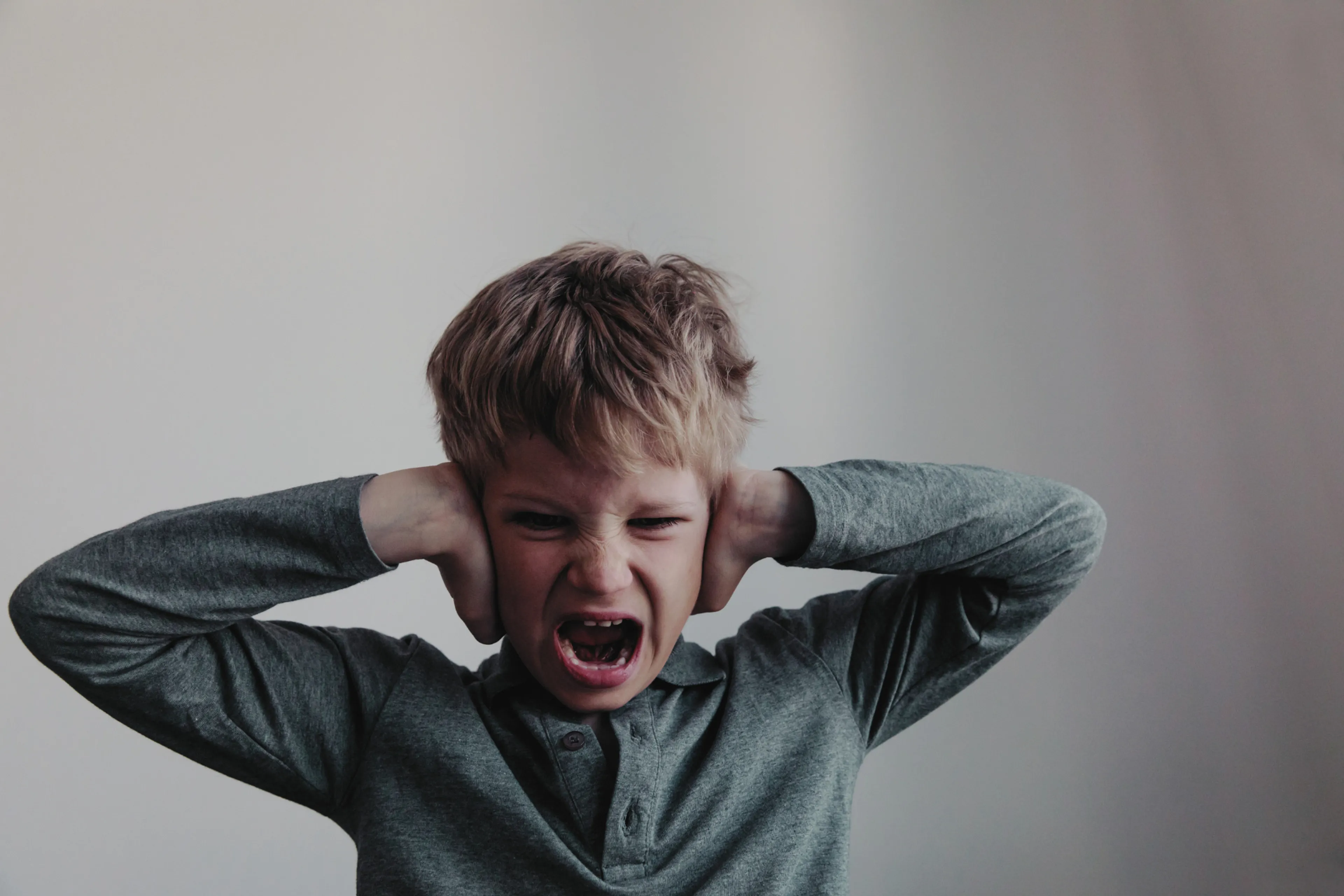 Ei kvinne og ein gut som snakkar saman