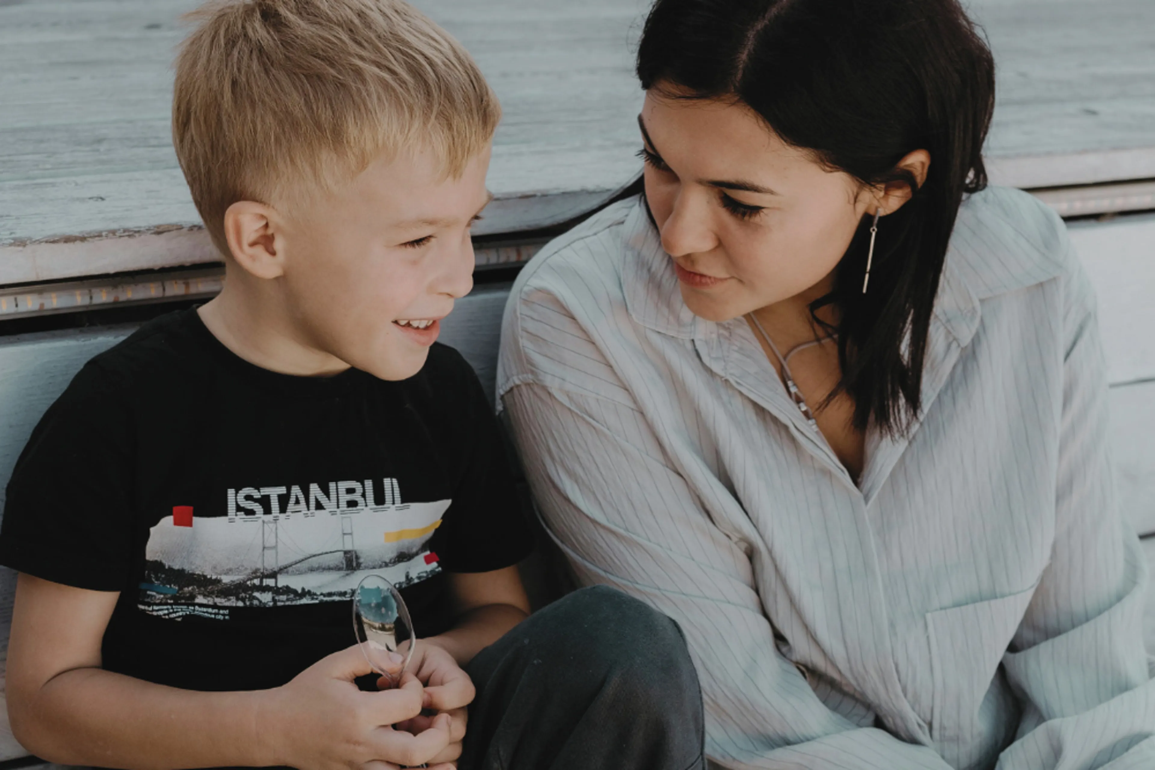 Ei kvinne og ein gut som snakkar saman