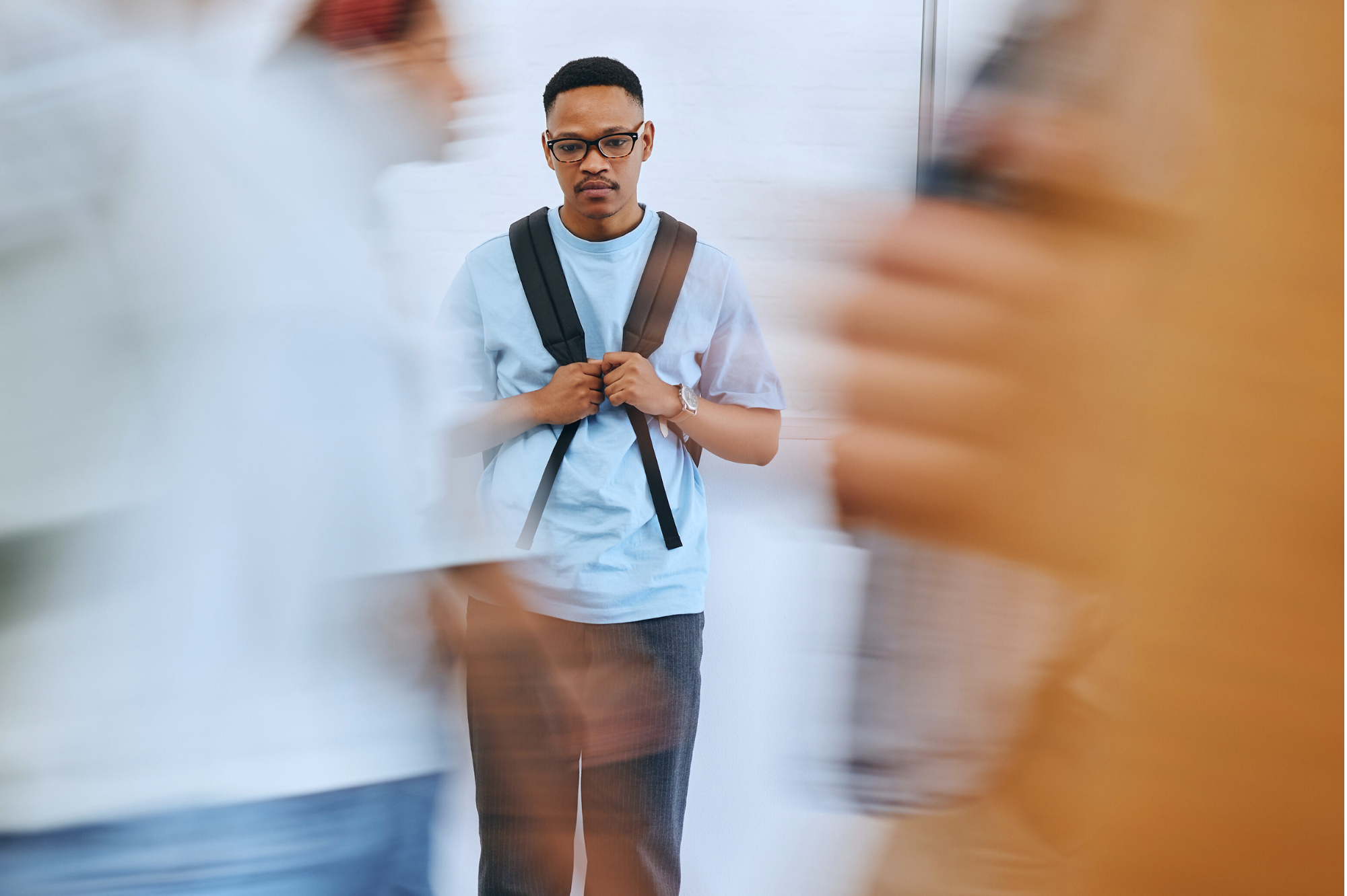 Ein ung mann som står i ein gang