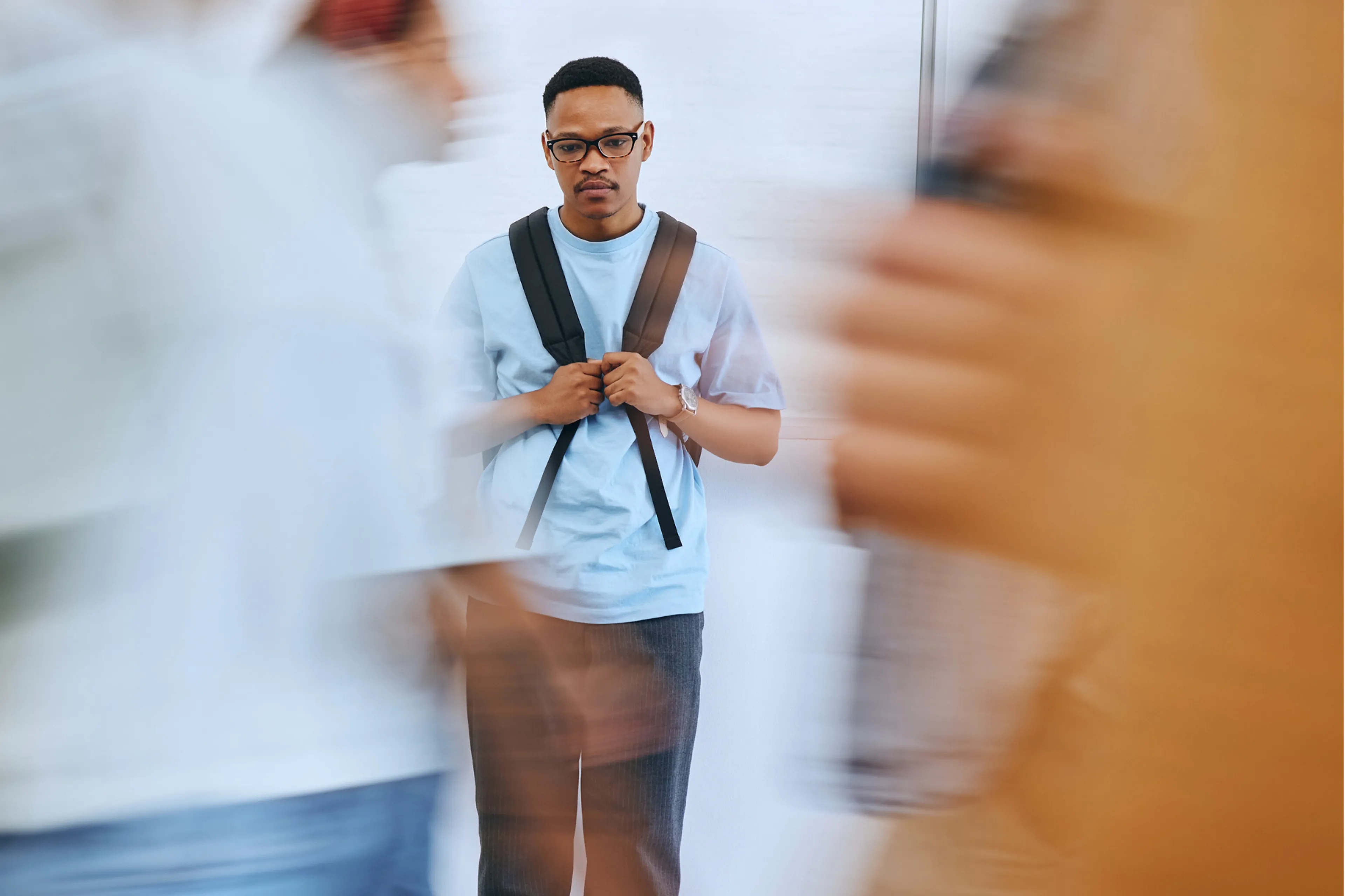 Ein ung mann som står i ein gang