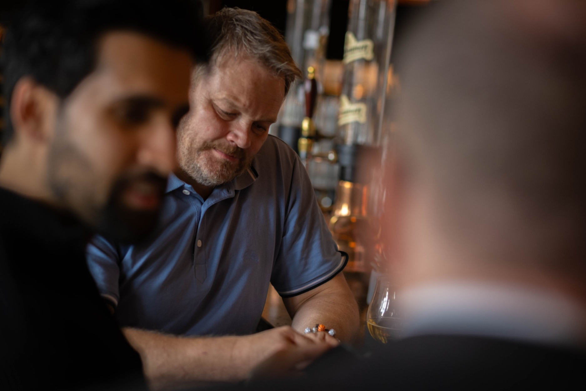 En mann som sit på ein bar