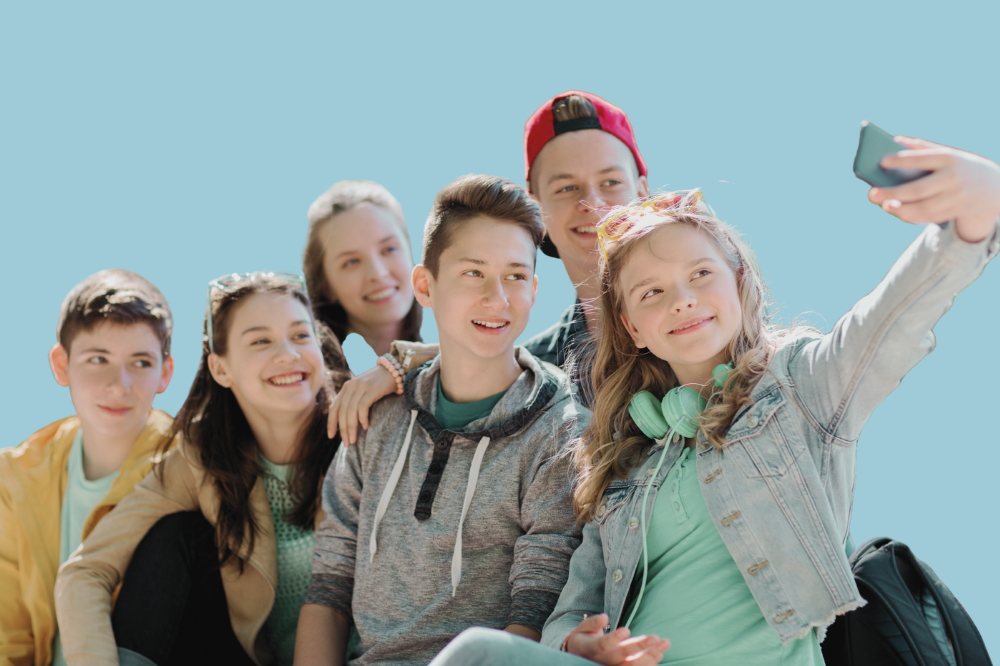 Ei gruppe ungdommar som tar selfie