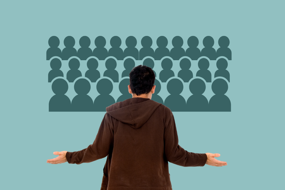 Ein person som står foran eit publikum