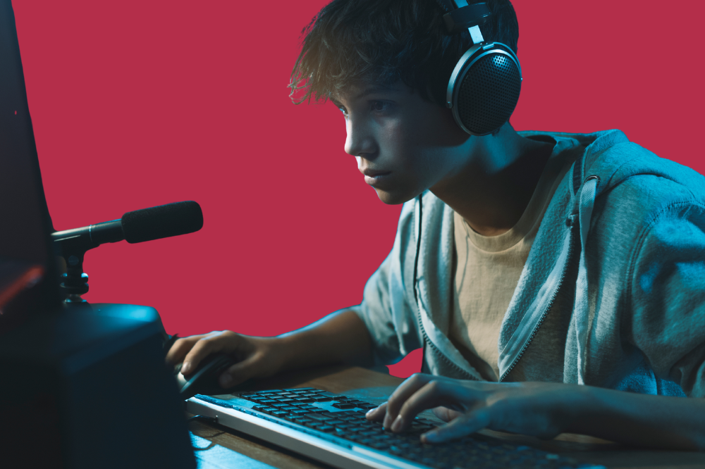 Ein person som har på seg hodetelefonar og brukar ein datamaskin