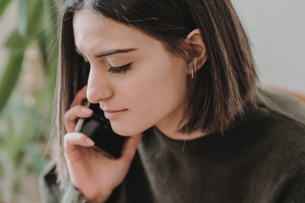 Ei kvinne som snakkar i mobiltelefon