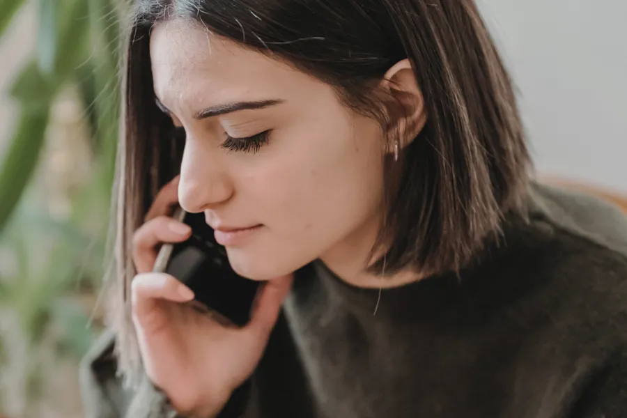 Ei kvinne som snakkar i mobiltelefon