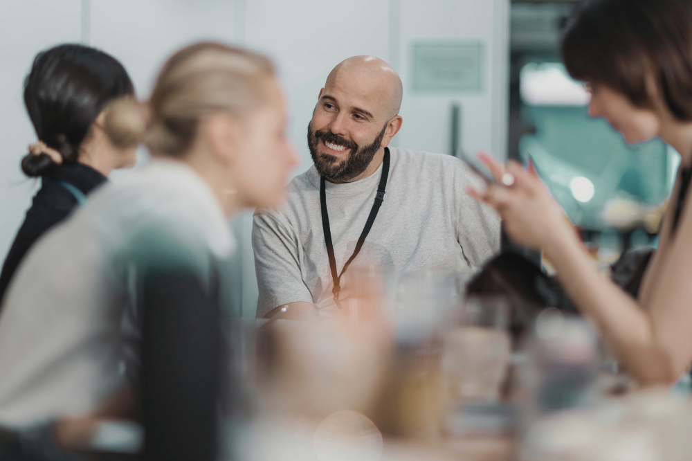 Ei gruppe menneske som snakkar saman