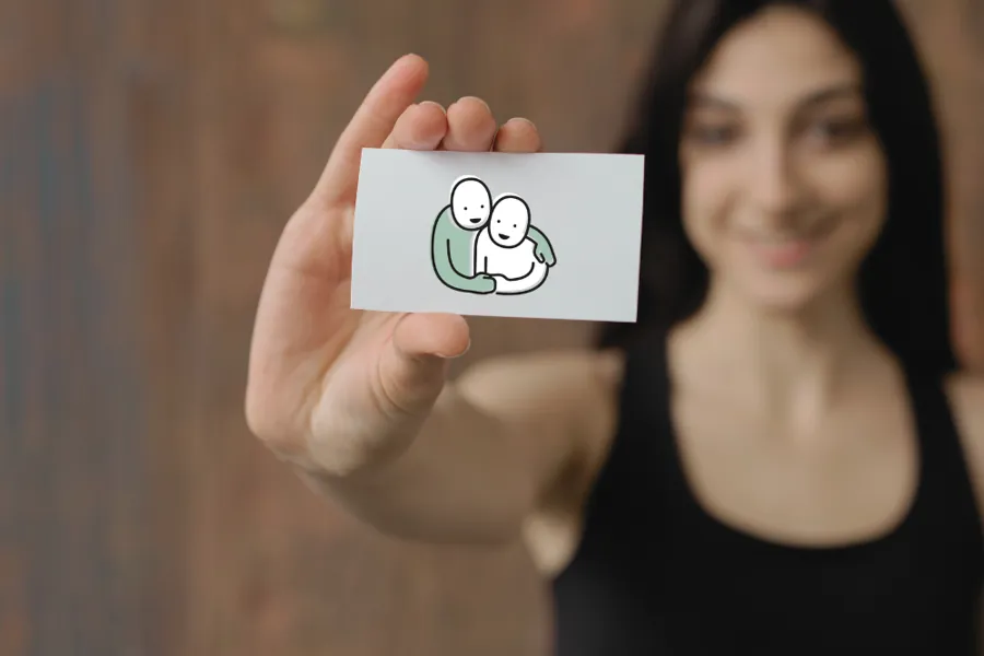 Person som held eit kort som viser tryggest-ikon