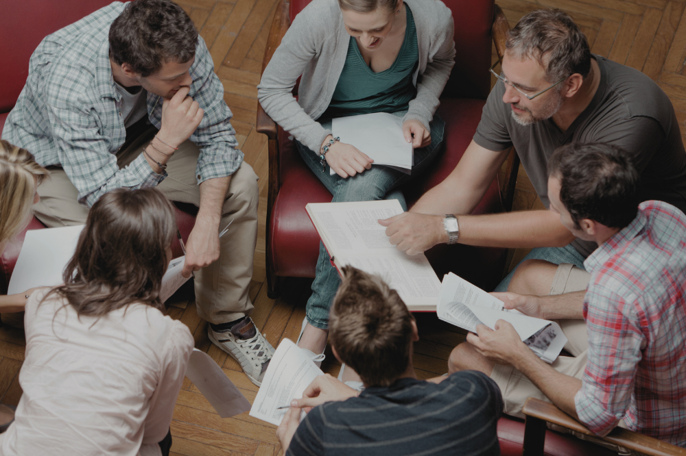 Ei gruppe menneske som sit i ein sirkel