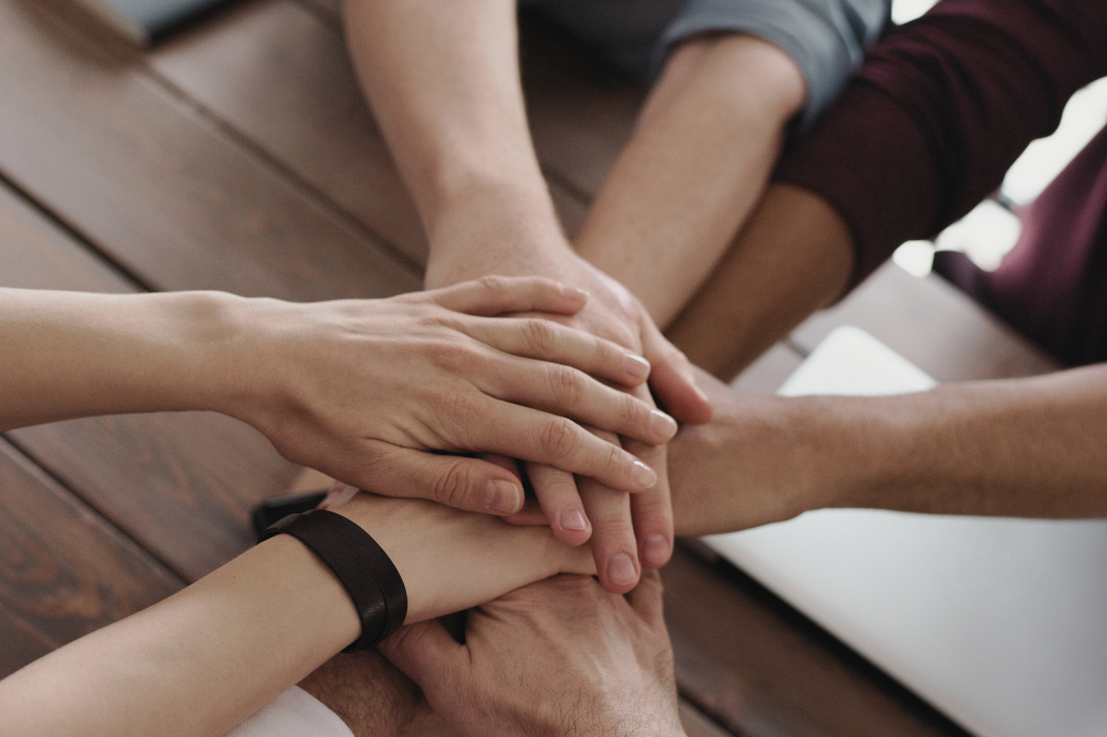 Nærbilde av menneske som held hender