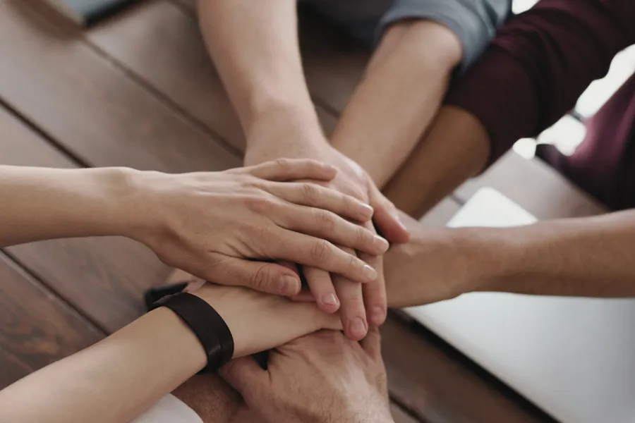 Nærbilde av menneske som held hender