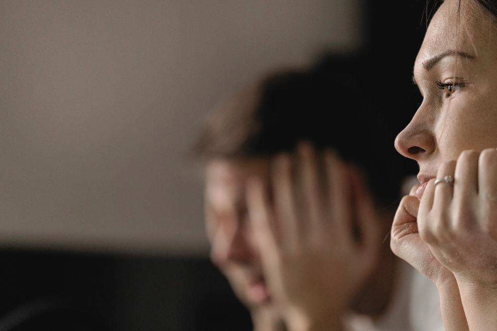 Nærbilde av ei kvinne i profil.