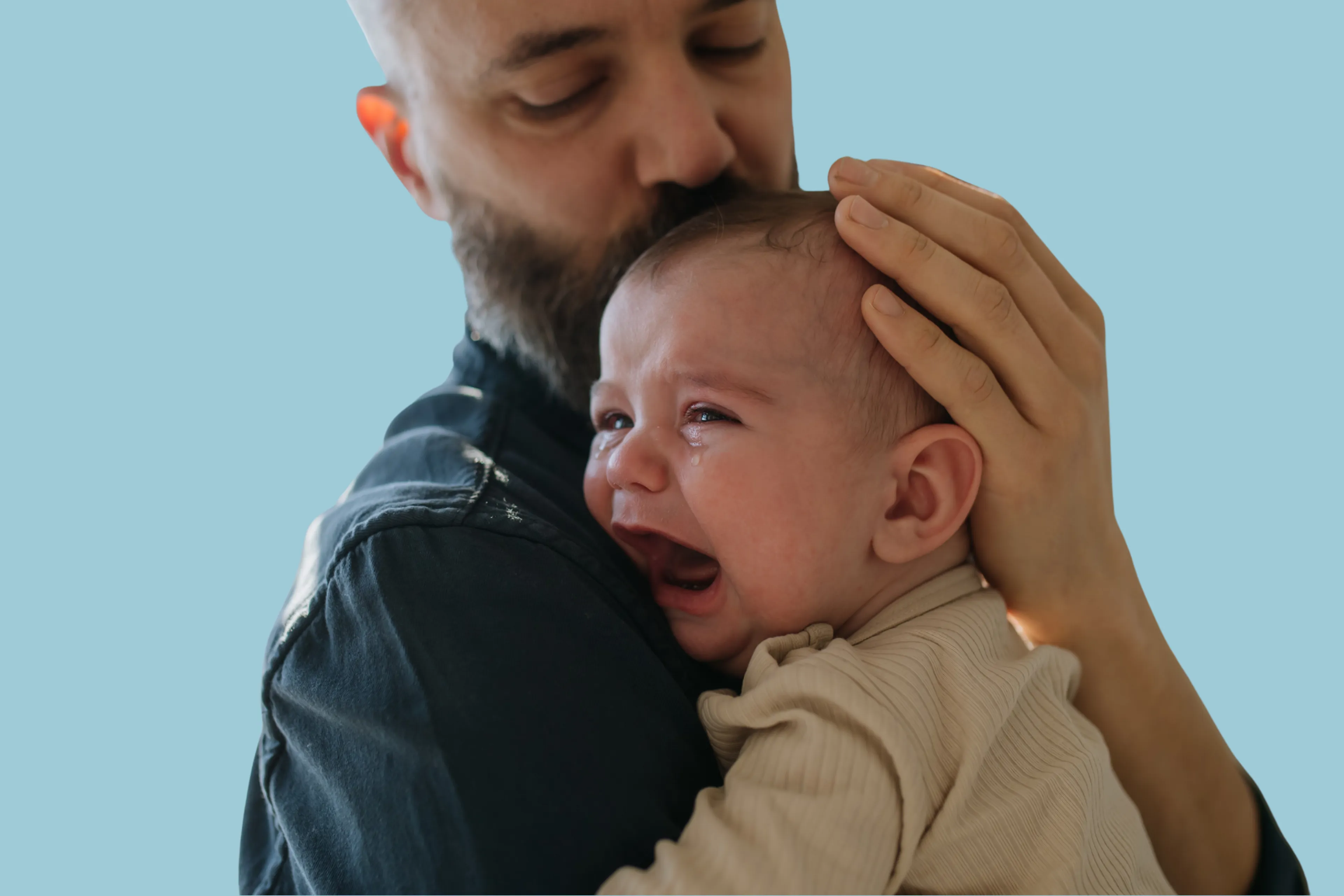 Ein mann som trøster ein baby