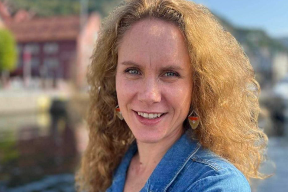 En kvinne med langt hår som smiler